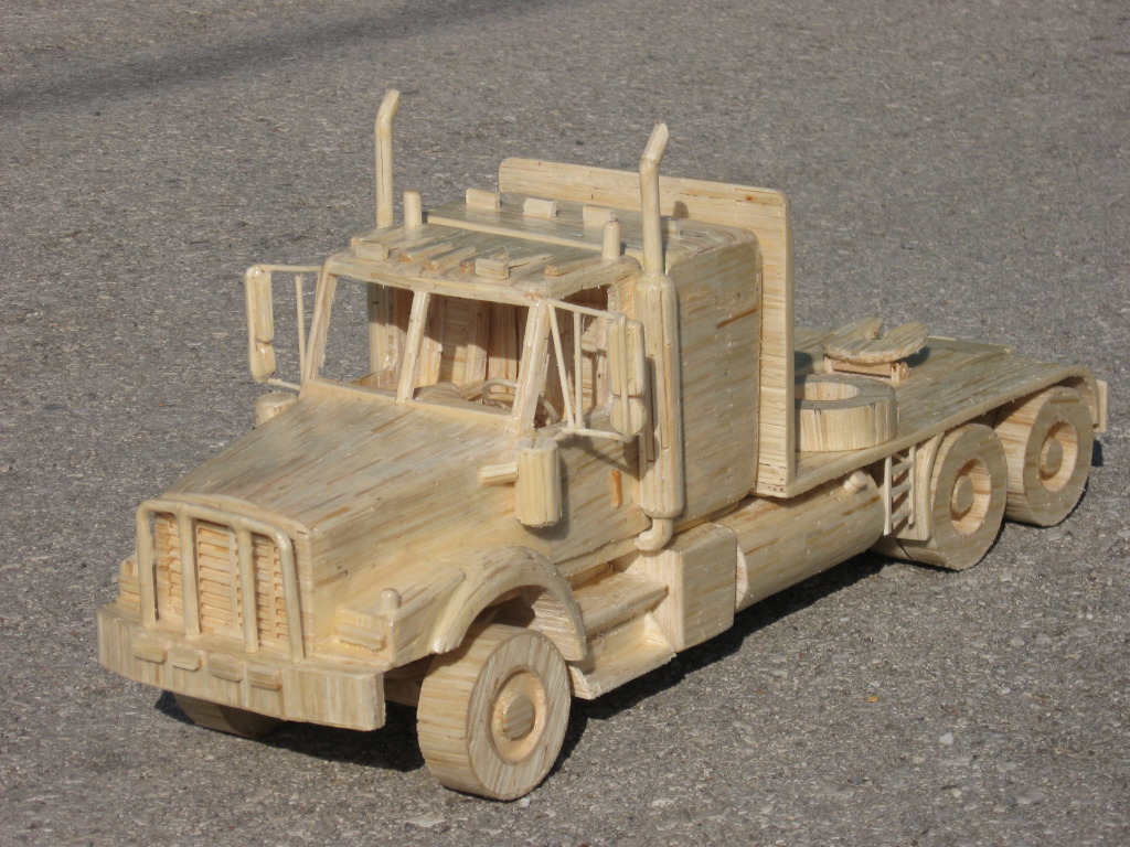 Модель техники своими руками. Итальянский армейский грузовик Фиат 6605 стендовые модели. Машина из дерева. Военные деревянный машина. Модели техники из дерева.
